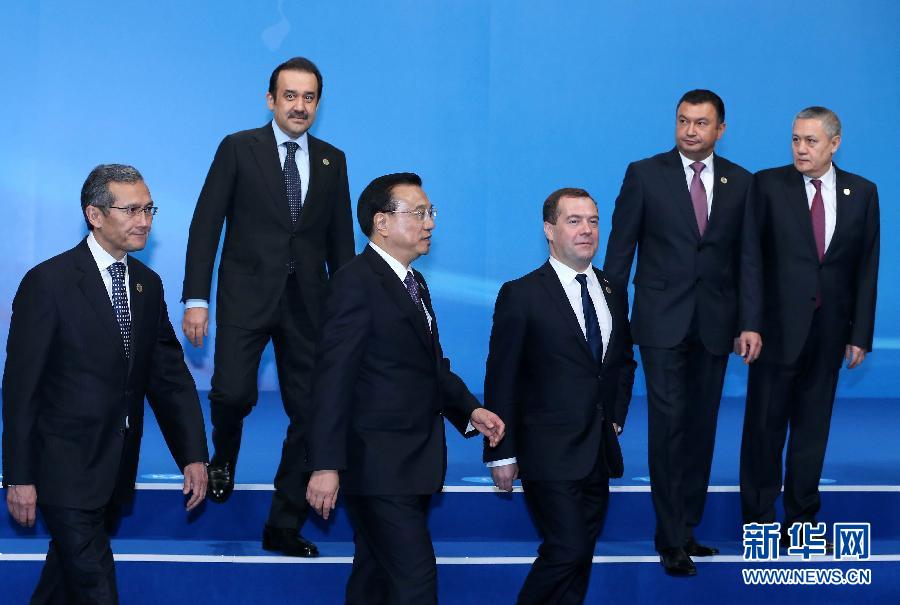 12月15日，中國國務(wù)院總理李克強在阿斯塔納出席上海合作組織成員國政府首腦理事會第十三次會議。這是與會領(lǐng)導(dǎo)人集體合影后走向會場。新華社記者 龐興雷 攝 