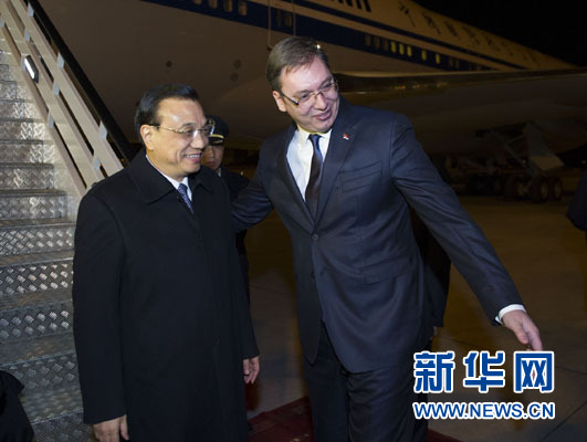 12月15日，國務院總理李克強抵達貝爾格萊德，出席中國－中東歐國家領導人會晤并正式訪問塞爾維亞，塞爾維亞總理武契奇到機場迎接。新華社記者 黃敬文 攝