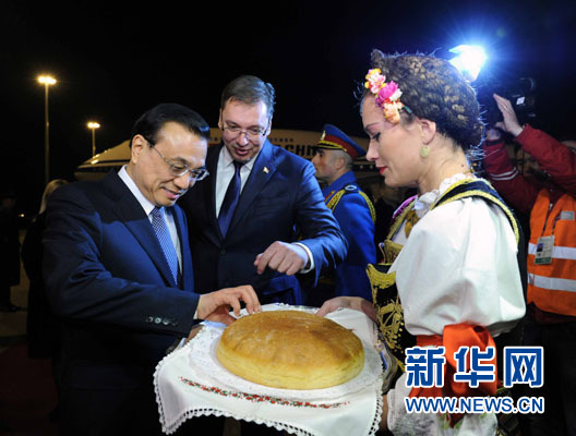 12月15日，國務院總理李克強抵達貝爾格萊德，出席中國－中東歐國家領導人會晤并正式訪問塞爾維亞，塞爾維亞總理武契奇到機場迎接。新華社記者 饒愛民 攝
