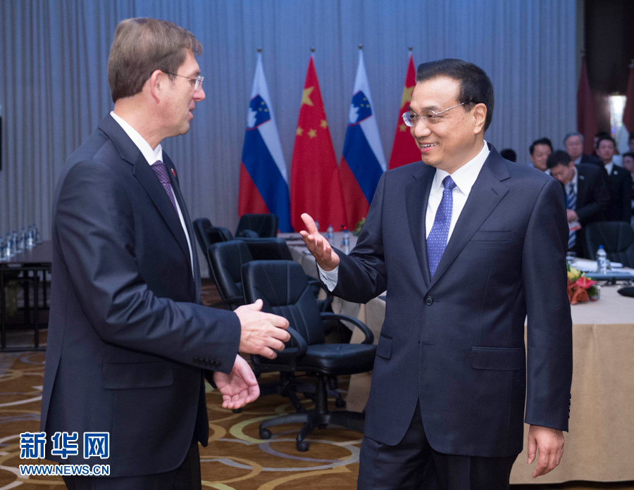 12月16日，中國國務(wù)院總理李克強(qiáng)在貝爾格萊德會見斯洛文尼亞總理采拉爾。 新華社記者黃敬文攝