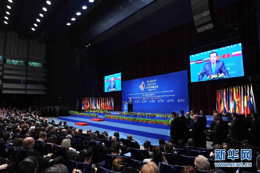 12月16日，國務(wù)院總理李克強(qiáng)在貝爾格萊德與中東歐國家領(lǐng)導(dǎo)人共同出席中國－中東歐國家第四屆經(jīng)貿(mào)論壇開幕式并致辭。 新華社記者 饒愛民攝 