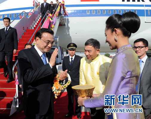 12月19日，中國國務(wù)院總理李克強抵達(dá)曼谷，出席大湄公河次區(qū)域經(jīng)濟(jì)合作領(lǐng)導(dǎo)人第五次會議。新華社記者饒愛民攝