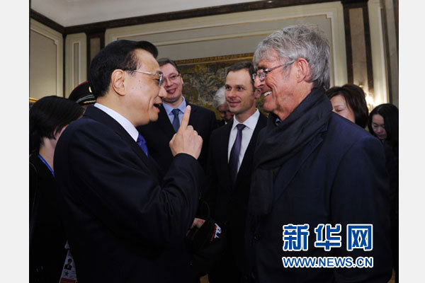 12月18日，中國國務(wù)院總理李克強(qiáng)在貝爾格萊德市政廳接受&ldquo;貝爾格萊德榮譽(yù)市民&rdquo;證書，塞爾維亞總理武契奇陪同出席。隨后，李克強(qiáng)同塞各界知名人士親切會(huì)見并互動(dòng)交流。這是李克強(qiáng)同著名足球教練米盧蒂諾維奇親切交談。新華社記者 饒愛民 攝