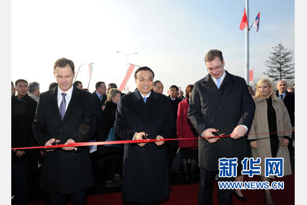 12月18日，中國國務(wù)院總理李克強(qiáng)在貝爾格萊德同塞爾維亞總理武契奇共同出席貝爾格萊德跨多瑙河大橋竣工儀式。這是李克強(qiáng)與武契奇為新建成的大橋剪彩。新華社記者 饒愛民 攝
