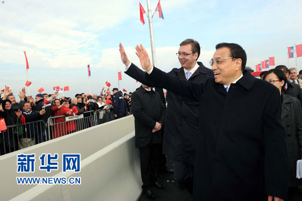 12月18日，中國國務(wù)院總理李克強(qiáng)在貝爾格萊德同塞爾維亞總理武契奇共同出席貝爾格萊德跨多瑙河大橋竣工儀式。這是李克強(qiáng)與武契奇在儀式現(xiàn)場向塞爾維亞群眾揮手致意。新華社記者 饒愛民 攝