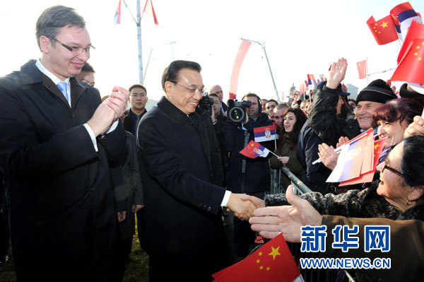 12月18日，中國國務(wù)院總理李克強(qiáng)在貝爾格萊德同塞爾維亞總理武契奇共同出席貝爾格萊德跨多瑙河大橋竣工儀式。這是李克強(qiáng)在儀式現(xiàn)場同塞爾維亞群眾親切握手。新華社記者 饒愛民 攝
