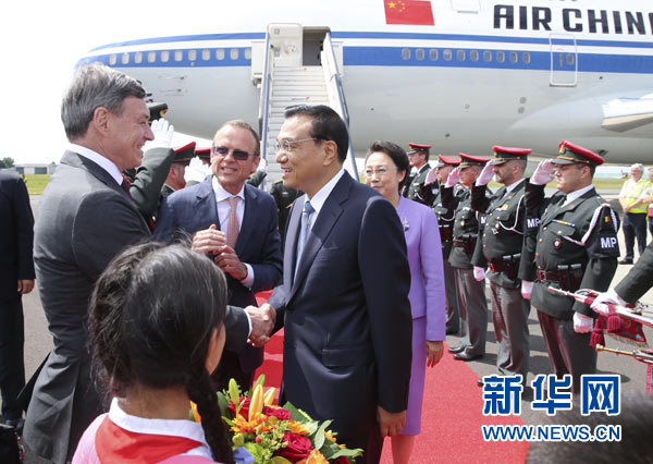 當(dāng)?shù)貢r間6月28日下午，經(jīng)中歐雙方商定，國務(wù)院總理李克強乘專機抵達比利時首都布魯塞爾，出席第十七次中國歐盟領(lǐng)導(dǎo)人會晤。李克強總理夫人程虹同機抵達。歐盟和比利時政府高級官員到阿貝拉格機場迎接。新華社記者 龐興雷 攝 