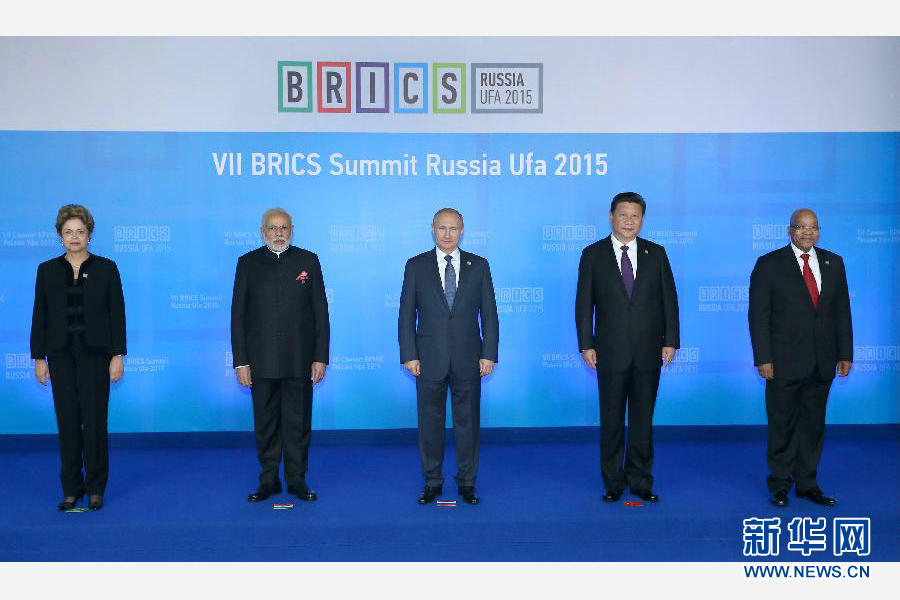 7月9日，金磚國家領(lǐng)導(dǎo)人第七次會晤在俄羅斯烏法舉行。中國國家主席習(xí)近平、俄羅斯總統(tǒng)普京、巴西總統(tǒng)羅塞夫、印度總理莫迪、南非總統(tǒng)祖馬出席。這是金磚國家領(lǐng)導(dǎo)人集體合影。新華社記者 龐興雷 攝