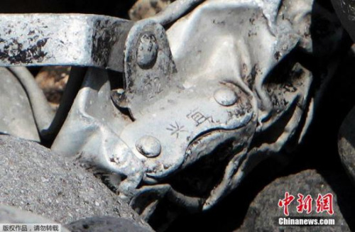 圖為疑似飛機金屬殘片上刻有中文&ldquo;宜興&rdquo;兩字。