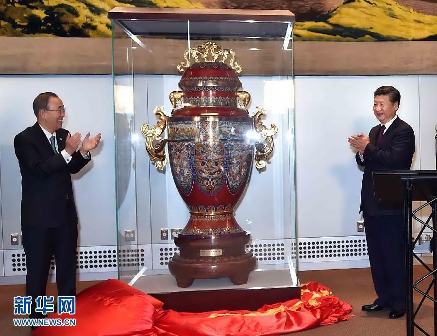 9月27日，國家主席習近平在紐約出席中國向聯(lián)合國贈送&ldquo;和平尊&rdquo;儀式。聯(lián)合國秘書長潘基文出席。 新華社記者 李濤 攝 