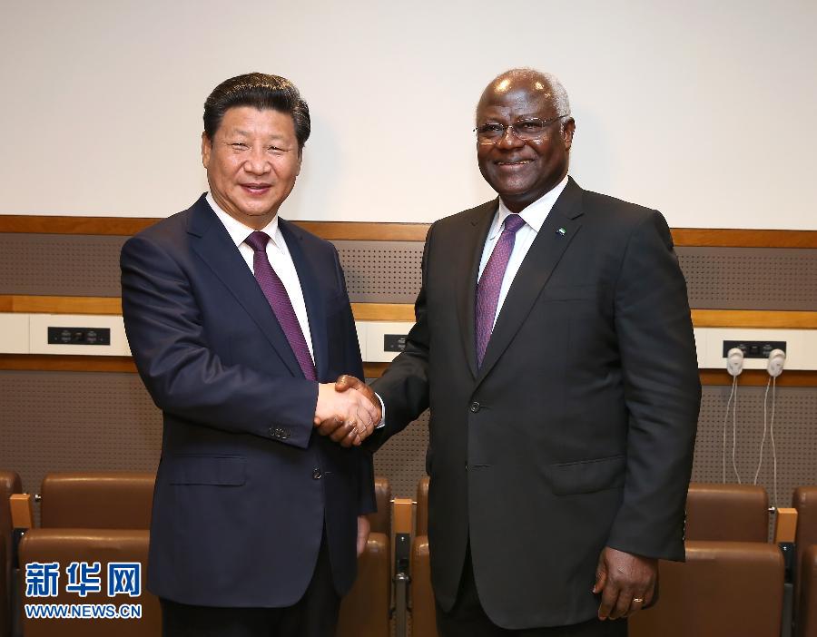 9月27日，國家主席習(xí)近平在紐約會見塞拉利昂總統(tǒng)科羅馬。新華社記者 龐興雷 攝 