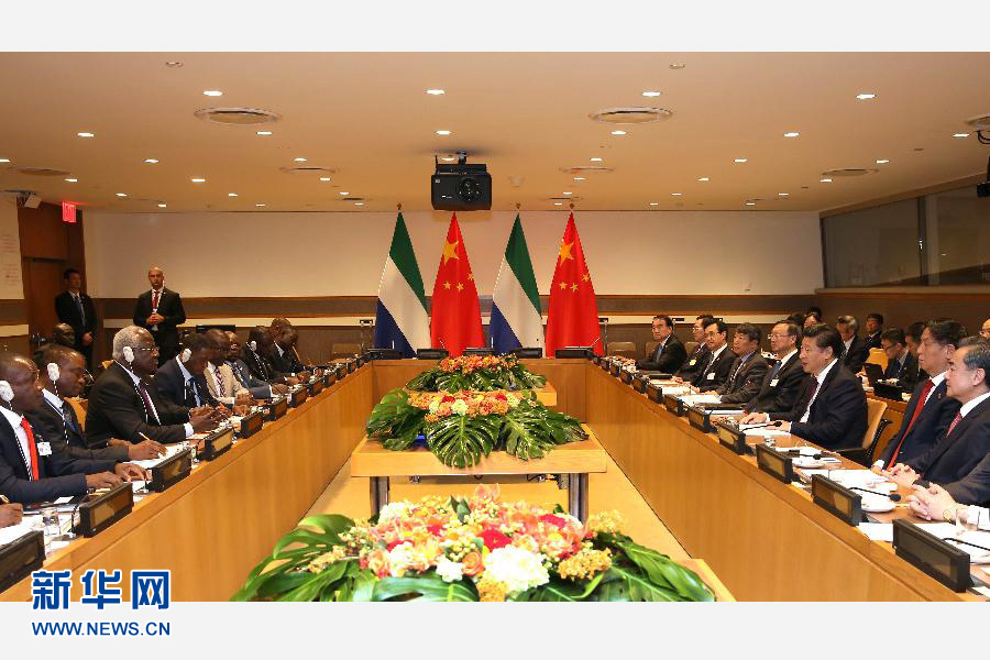 9月27日，國家主席習(xí)近平在紐約會見塞拉利昂總統(tǒng)科羅馬。新華社記者 龐興雷 攝