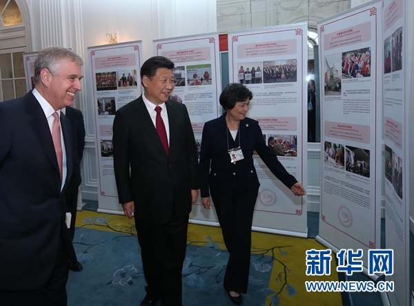 10月22日，國家主席習(xí)近平在倫敦出席全英孔子學(xué)院和孔子課堂年會開幕式。這是習(xí)近平參觀全英孔子學(xué)院和孔子課堂成果圖片展。 新華社記者 龐興雷 攝