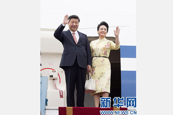 11月5日，中共中央總書記、國(guó)家主席習(xí)近平抵達(dá)越南首都河內(nèi)，開始對(duì)越南進(jìn)行國(guó)事訪問。這是習(xí)近平和夫人彭麗媛步出艙門向歡迎人群揮手致意。新華社記者 李學(xué)仁 攝