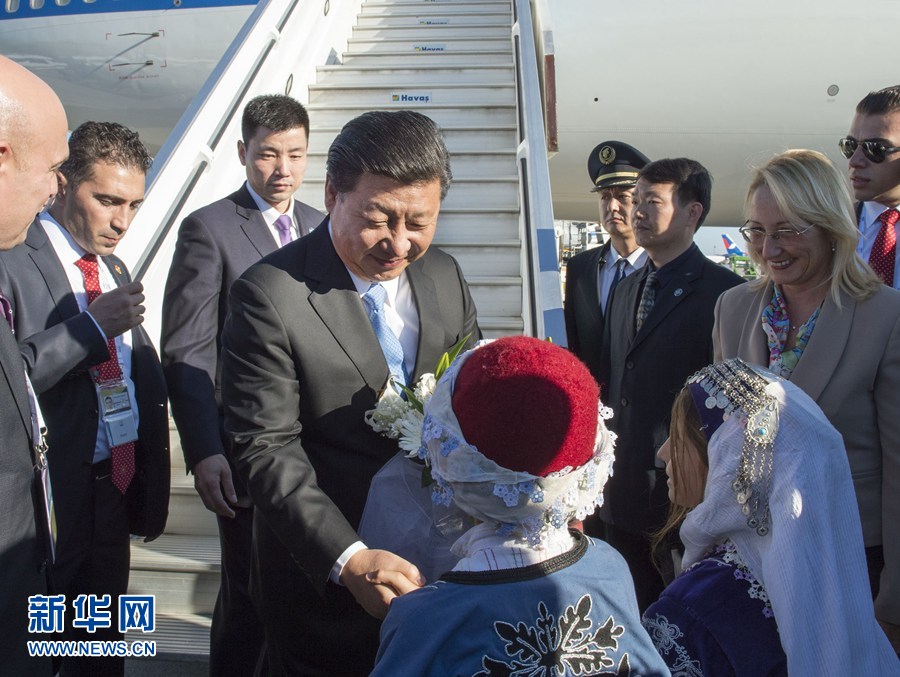 11月14日，國家主席習近平抵達土耳其安塔利亞，應土耳其共和國總統(tǒng)埃爾多安邀請，出席二十國集團領導人第十次峰會。這是土耳其兒童向習近平主席獻花。新華社記者 李學仁 攝 