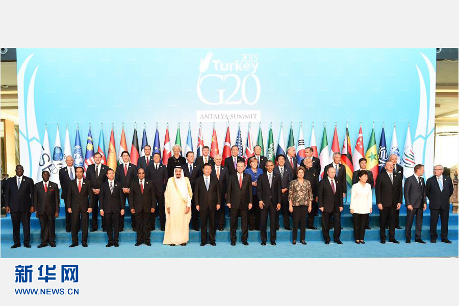 11月15日，中國國家主席習近平出席在土耳其安塔利亞舉行的二十國集團領導人第十次峰會。這是習近平主席同與會領導人合影。 新華社記者李學仁 攝 