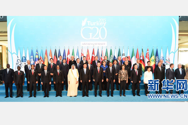 11月15日，二十國集團領(lǐng)導(dǎo)人第十次峰會在土耳其安塔利亞舉行。國家主席習(xí)近平出席并發(fā)表題為《創(chuàng)新增長路徑共享發(fā)展成果》的重要講話。這是習(xí)近平主席同與會領(lǐng)導(dǎo)人合影。 新華社記者 李學(xué)仁 攝