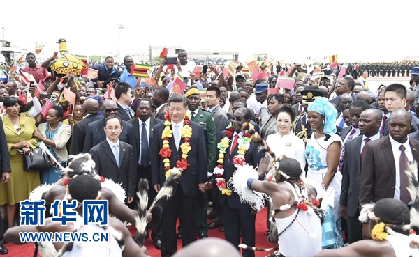 12月1日，中國國家主席習近平乘專機抵達津巴布韋首都哈拉雷，開始對津巴布韋進行國事訪問。津巴布韋總統(tǒng)穆加貝在機場舉行隆重歡迎儀式。這是當?shù)孛癖娞饸g快熱情的傳統(tǒng)舞蹈，歡迎習近平和彭麗媛到訪。新華社記者 謝環(huán)馳 攝 