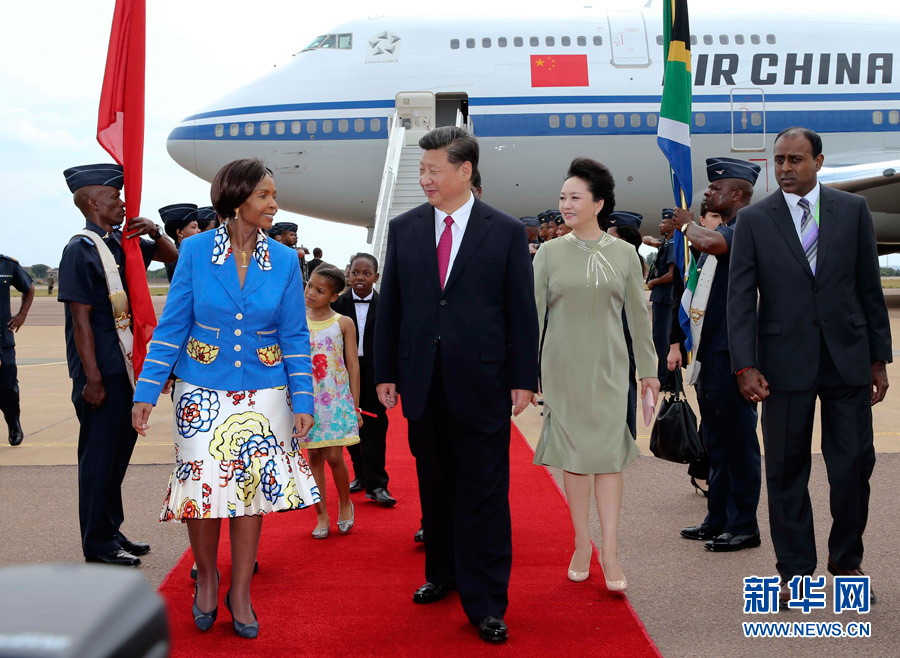 12月2日，國家主席習近平抵達南非首都比勒陀利亞，開始對南非進行國事訪問。南非外長馬沙巴內(nèi)等政府高級官員到機場迎接習近平和夫人彭麗媛。新華社記者蘭紅光攝