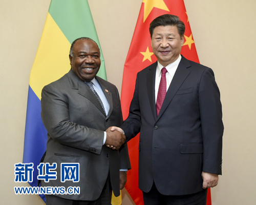 12月3日，國(guó)家主席習(xí)近平在約翰內(nèi)斯堡會(huì)見(jiàn)加蓬總統(tǒng)邦戈。新華社記者 謝環(huán)馳 攝 