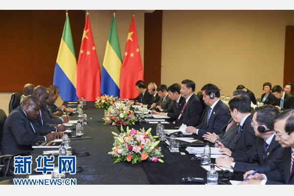 12月3日，國(guó)家主席習(xí)近平在約翰內(nèi)斯堡會(huì)見(jiàn)加蓬總統(tǒng)邦戈。新華社記者 謝環(huán)馳 攝 