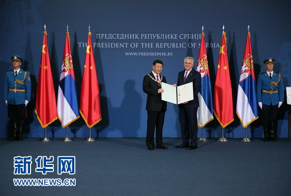 6月18日，國家主席習(xí)近平在貝爾格萊德同塞爾維亞總統(tǒng)尼科利奇舉行會(huì)談。會(huì)談后，尼科利奇向習(xí)近平授予塞爾維亞最高級(jí)別勛章&ldquo;共和國一級(jí)榮譽(yù)勛章&rdquo;，感謝習(xí)近平為中塞關(guān)系發(fā)展作出的杰出貢獻(xiàn)。新華社記者蘭紅光攝 