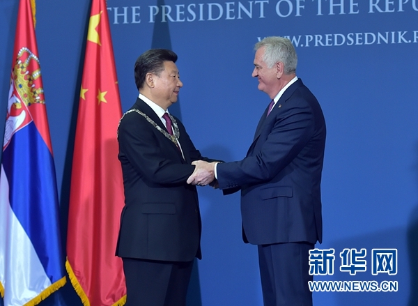 6月18日，國家主席習(xí)近平在貝爾格萊德同塞爾維亞總統(tǒng)尼科利奇舉行會(huì)談。會(huì)談后，尼科利奇向習(xí)近平授予塞爾維亞最高級(jí)別勛章&ldquo;共和國一級(jí)榮譽(yù)勛章&rdquo;，感謝習(xí)近平為中塞關(guān)系發(fā)展作出的杰出貢獻(xiàn)。新華社記者 李濤 攝 