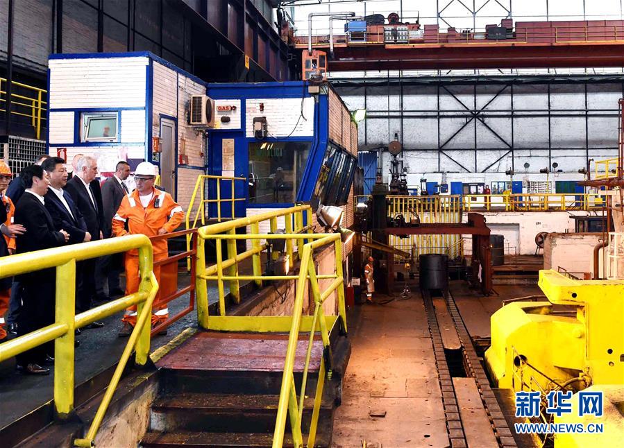 6月19日上午，國家主席習近平在貝爾格萊德參觀河鋼集團塞爾維亞斯梅代雷沃鋼廠。 新華社記者 饒愛民 攝