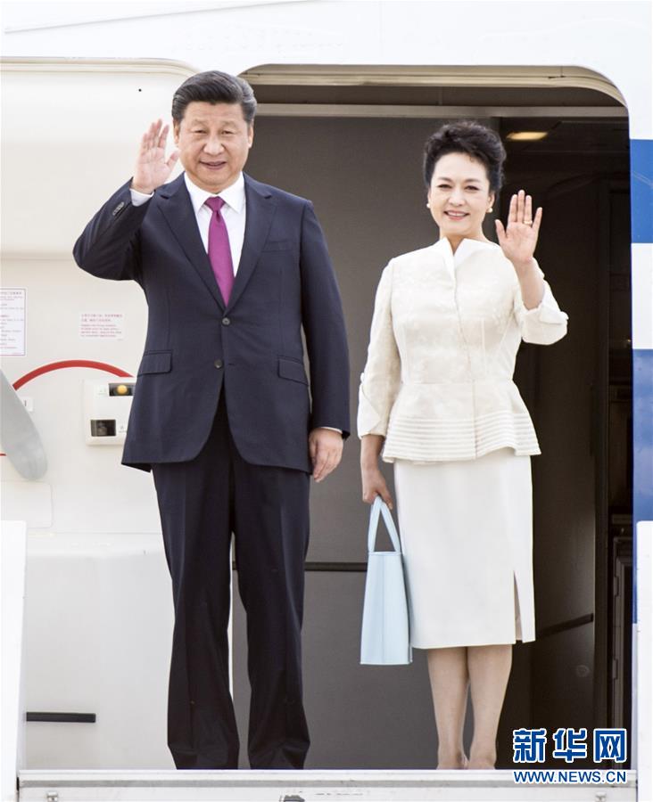 6月19日，國(guó)家主席習(xí)近平抵達(dá)華沙，開始對(duì)波蘭共和國(guó)進(jìn)行國(guó)事訪問。這是習(xí)近平和夫人彭麗媛步出艙門。 新華社記者 謝環(huán)馳 攝 