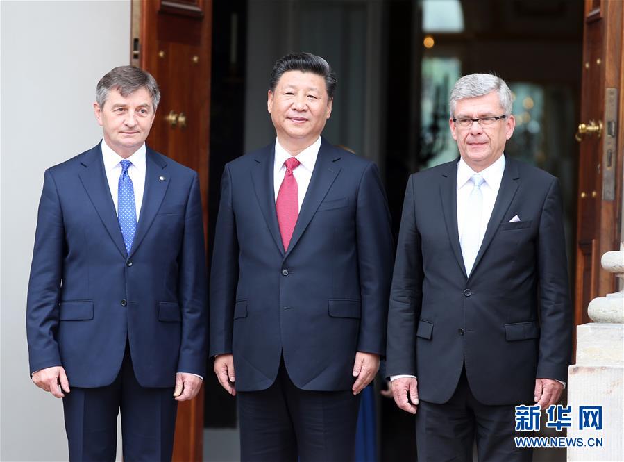 6月20日，國家主席習(xí)近平在華沙瓦津基公園水上宮殿會(huì)見波蘭參議長卡切夫斯基（右）和眾議長庫赫欽斯基。 新華社記者 姚大偉 攝  