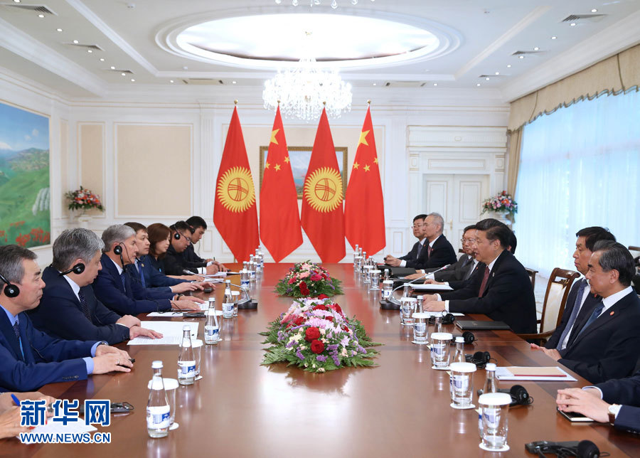 6月24日，國家主席習(xí)近平在烏茲別克斯坦塔什干會見吉爾吉斯斯坦總統(tǒng)阿坦巴耶夫。 新華社記者 馬占成 攝