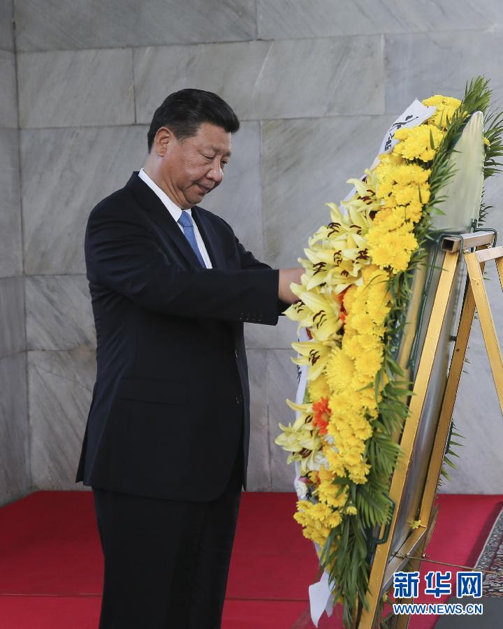 10月13日，國家主席習近平在金邊同柬埔寨首相洪森舉行會談。會談前，習近平向柬埔寨獨立紀念碑獻花圈。 新華社記者丁林攝 