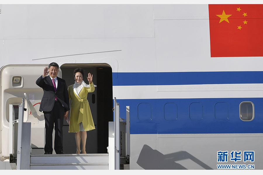 當(dāng)?shù)貢r間11月17日，國家主席習(xí)近平乘專機(jī)抵達(dá)基多，開始對厄瓜多爾共和國進(jìn)行國事訪問。這是習(xí)近平與夫人彭麗媛向歡迎人群揮手致意。新華社記者 王曄 攝 
