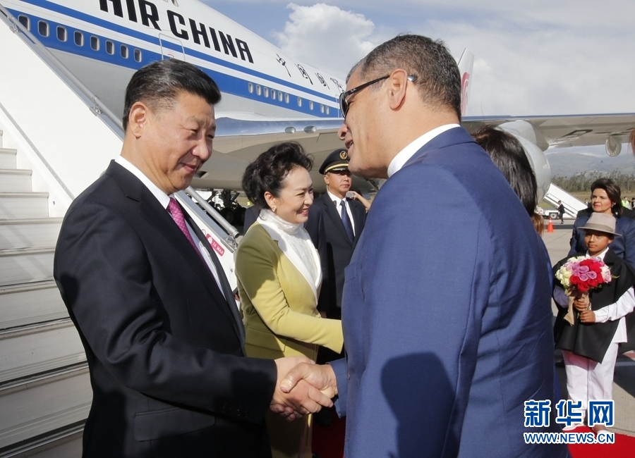當(dāng)?shù)貢r間11月17日，國家主席習(xí)近平乘專機(jī)抵達(dá)基多，開始對厄瓜多爾共和國進(jìn)行國事訪問。厄瓜多爾總統(tǒng)科雷亞和夫人馬勒布等在舷梯旁熱情迎接習(xí)近平和夫人彭麗媛。新華社記者 鞠鵬 攝
