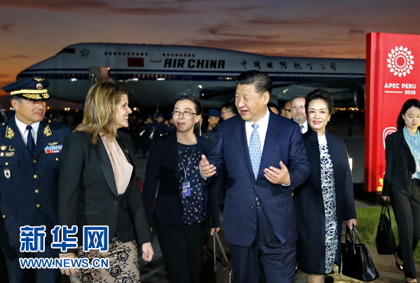 當(dāng)?shù)貢r(shí)間11月18日，國(guó)家主席習(xí)近平抵達(dá)利馬，出席亞太經(jīng)合組織第二十四次領(lǐng)導(dǎo)人非正式會(huì)議并對(duì)秘魯共和國(guó)進(jìn)行國(guó)事訪問(wèn)。習(xí)近平和夫人彭麗媛受到秘魯副總統(tǒng)阿勞斯等熱情迎接。新華社記者 鞠鵬 攝