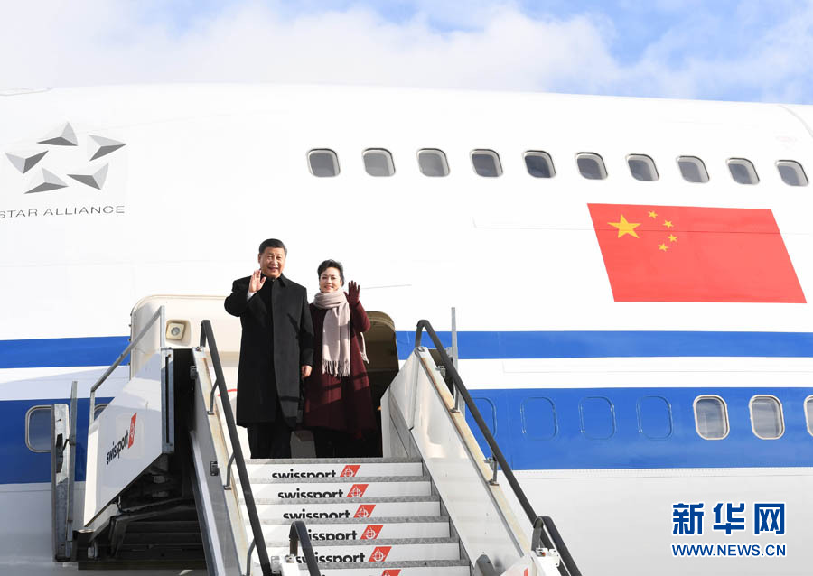 1月15日，國(guó)家主席習(xí)近平乘專(zhuān)機(jī)抵達(dá)蘇黎世，開(kāi)始對(duì)瑞士聯(lián)邦進(jìn)行國(guó)事訪問(wèn)。 這是習(xí)近平和夫人彭麗媛步出艙門(mén)。 新華社記者 饒愛(ài)民 攝