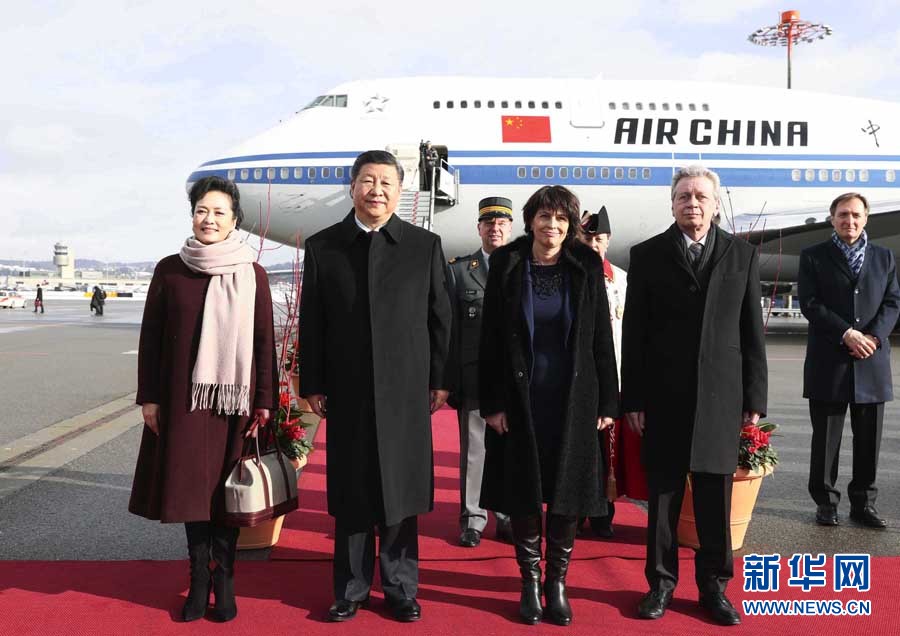 1月15日，國(guó)家主席習(xí)近平乘專(zhuān)機(jī)抵達(dá)蘇黎世，開(kāi)始對(duì)瑞士聯(lián)邦進(jìn)行國(guó)事訪問(wèn)。這是瑞士聯(lián)邦主席洛伊特哈德在機(jī)場(chǎng)為習(xí)近平和夫人彭麗媛舉行隆重歡迎儀式。 新華社記者 蘭紅光 攝