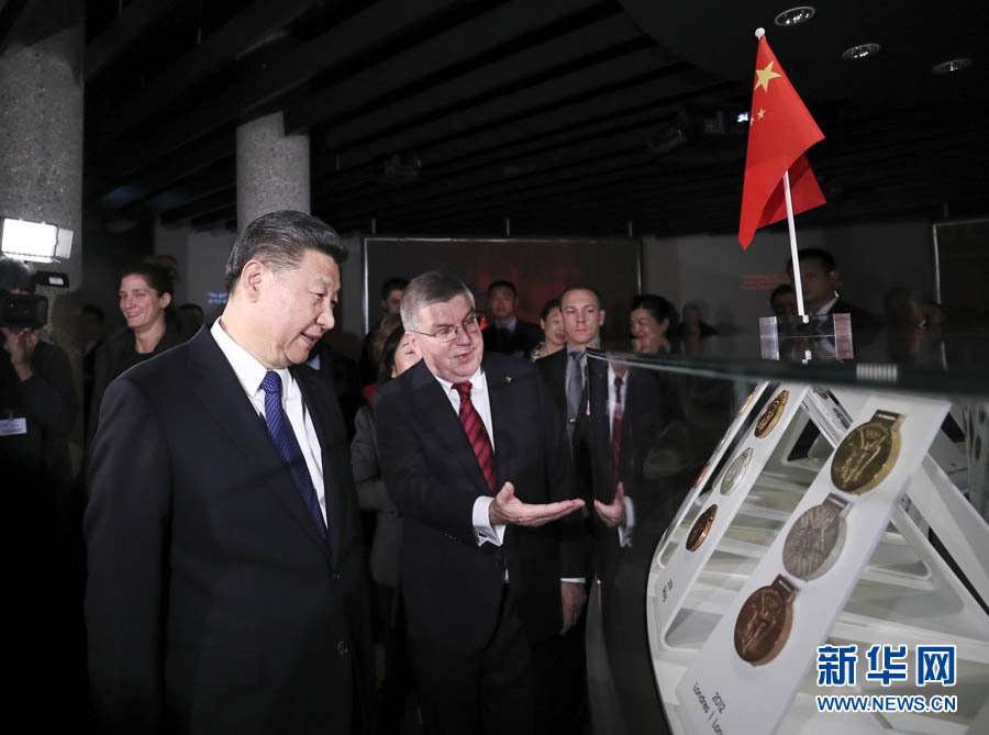 1月18日，國(guó)家主席習(xí)近平在瑞士洛桑國(guó)際奧林匹克博物館會(huì)見(jiàn)國(guó)際奧林匹克委員會(huì)主席巴赫。這是會(huì)見(jiàn)后，習(xí)近平在巴赫陪同下參觀往屆奧運(yùn)會(huì)獎(jiǎng)牌展。新華社記者 蘭紅光 攝