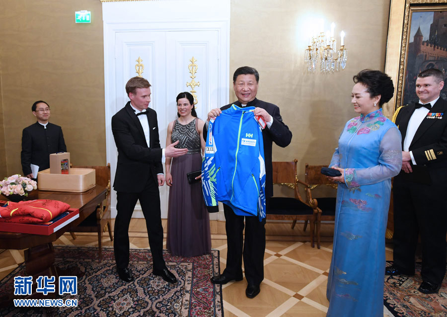 當(dāng)?shù)貢r(shí)間4月5日晚，國(guó)家主席習(xí)近平和芬蘭總統(tǒng)尼尼斯托在赫爾辛基共同會(huì)見剛剛參加完2017年世界花樣滑冰錦標(biāo)賽的中芬兩國(guó)冰雪運(yùn)動(dòng)員代表。習(xí)近平夫人彭麗媛和尼尼斯托夫人豪吉?dú)W參加會(huì)見。這是芬蘭運(yùn)動(dòng)員向習(xí)近平和夫人彭麗媛贈(zèng)送運(yùn)動(dòng)衣。新華社記者 饒愛民 攝