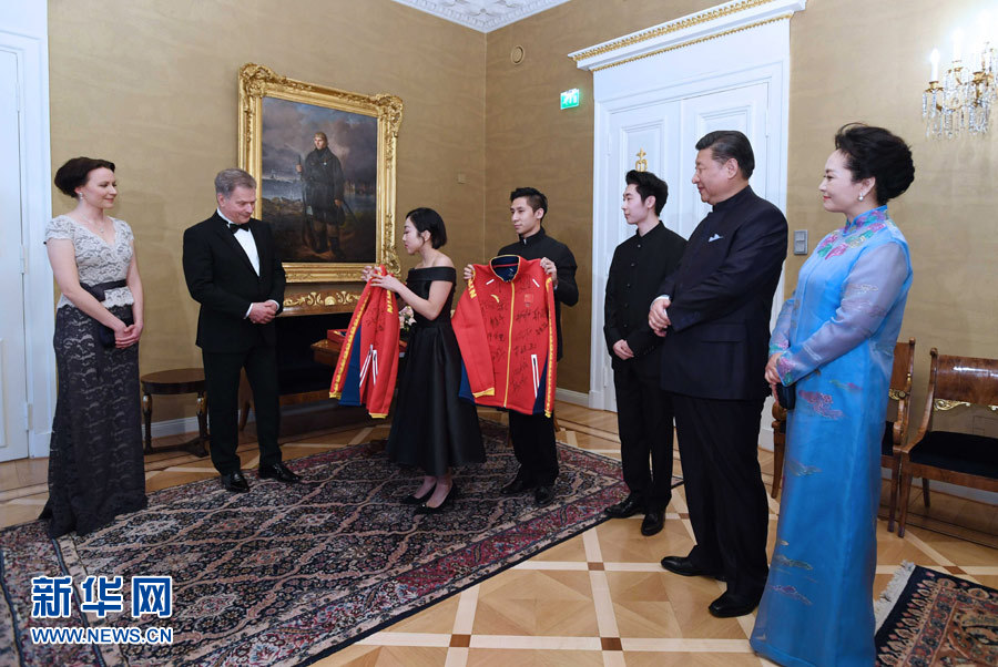 當(dāng)?shù)貢r(shí)間4月5日晚，國(guó)家主席習(xí)近平和芬蘭總統(tǒng)尼尼斯托在赫爾辛基共同會(huì)見剛剛參加完2017年世界花樣滑冰錦標(biāo)賽的中芬兩國(guó)冰雪運(yùn)動(dòng)員代表。習(xí)近平夫人彭麗媛和尼尼斯托夫人豪吉?dú)W參加會(huì)見。這是中國(guó)運(yùn)動(dòng)員向尼尼斯托和夫人豪吉?dú)W贈(zèng)送運(yùn)動(dòng)衣。新華社記者 饒愛民 攝