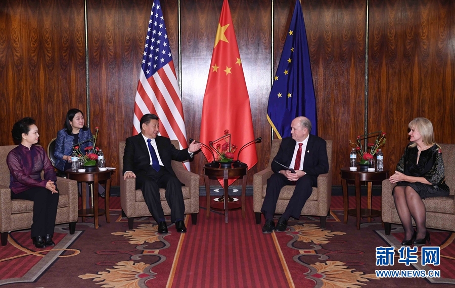 當(dāng)?shù)貢r(shí)間4月7日，國(guó)家主席習(xí)近平在美國(guó)阿拉斯加州安克雷奇會(huì)見(jiàn)阿拉斯加州州長(zhǎng)沃克。 新華社記者 饒愛(ài)民 攝 