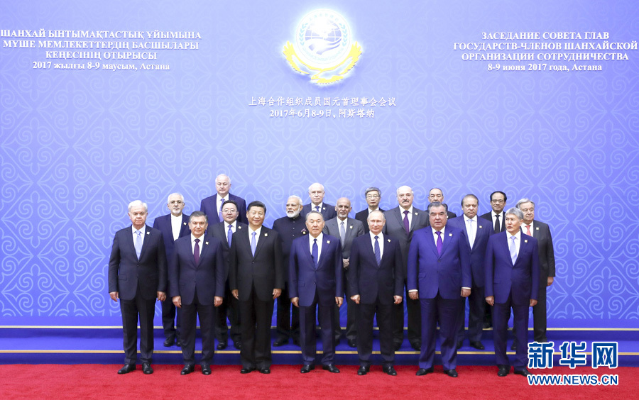 6月9日，國家主席習近平在哈薩克斯坦首都阿斯塔納出席上海合作組織成員國元首理事會第十七次會議并發(fā)表重要講話。這是大范圍會議開始前，出席會議的各國領(lǐng)導(dǎo)人以及國際和地區(qū)組織負責人、代表等集體合影。新華社記者 丁林 攝
