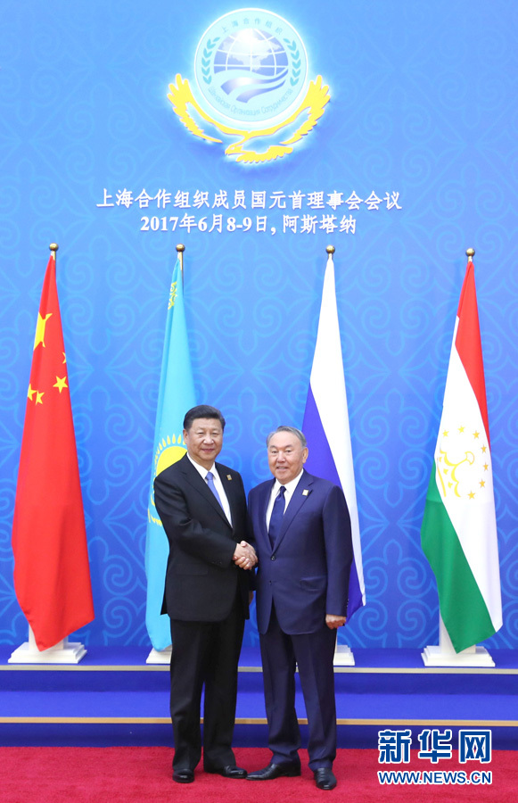 6月9日，國家主席習近平在哈薩克斯坦首都阿斯塔納出席上海合作組織成員國元首理事會第十七次會議并發(fā)表重要講話。這是習近平出席會議時，受到哈薩克斯坦總統(tǒng)納扎爾巴耶夫的熱情迎接。新華社記者 馬占成 攝