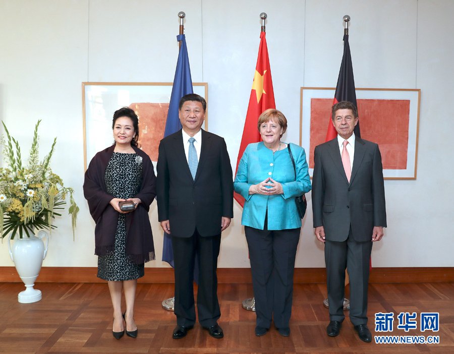 當(dāng)?shù)貢r(shí)間7月4日晚，剛剛抵達(dá)柏林的國家主席習(xí)近平在利伯曼故居同德國總理默克爾舉行會(huì)見。這是習(xí)近平和夫人彭麗媛抵達(dá)位于柏林市中心勃蘭登堡門附近的利伯曼故居時(shí)，受到默克爾和丈夫紹爾熱情迎接。新華社記者 馬占成 攝