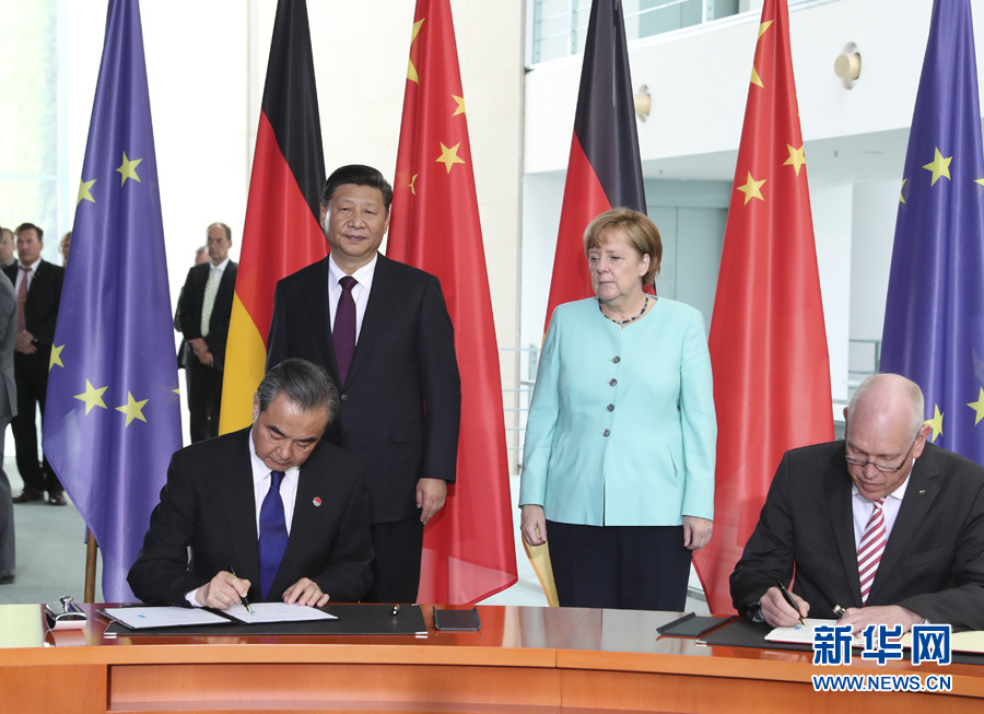 7月5日，國家主席習(xí)近平在柏林同德國總理默克爾舉行會(huì)談。會(huì)談后，兩國領(lǐng)導(dǎo)人共同見證了航天、智能制造、工業(yè)互聯(lián)網(wǎng)、數(shù)字化、第三方市場(chǎng)、大熊貓合作研究等領(lǐng)域多項(xiàng)雙邊合作文件的簽署。新華社記者馬占成攝