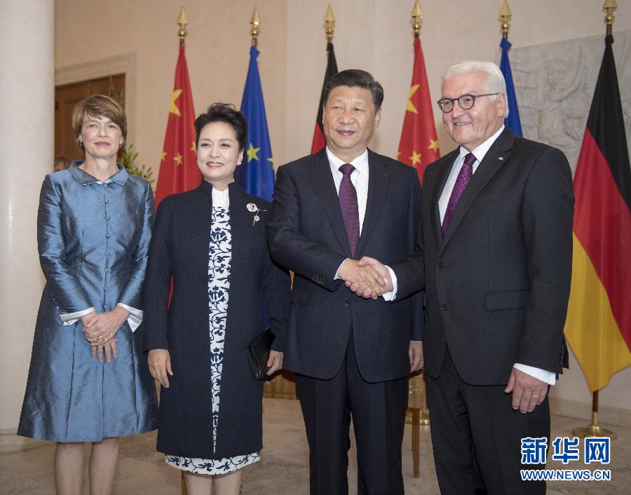 7月5日，國(guó)家主席習(xí)近平在柏林會(huì)見(jiàn)德國(guó)總統(tǒng)施泰因邁爾。會(huì)見(jiàn)前，施泰因邁爾在總統(tǒng)府花園為習(xí)近平舉行隆重歡迎儀式。這是習(xí)近平和夫人彭麗媛同施泰因邁爾夫婦合影。新華社記者 李學(xué)仁 攝