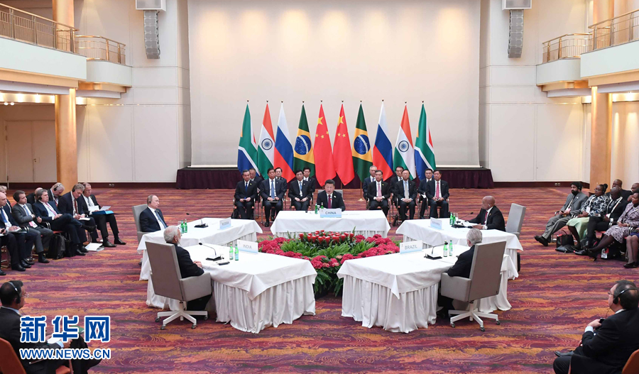 7月7日，國家主席習(xí)近平在德國漢堡主持金磚國家領(lǐng)導(dǎo)人非正式會晤，發(fā)表引導(dǎo)性講話和總結(jié)講話。南非總統(tǒng)祖馬、巴西總統(tǒng)特梅爾、俄羅斯總統(tǒng)普京、印度總理莫迪出席。新華社記者 張鐸 攝