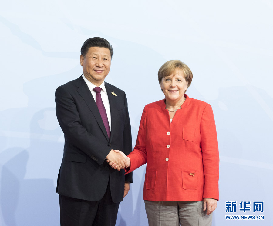 7月7日，二十國集團領(lǐng)導(dǎo)人第十二次峰會在德國漢堡舉行。國家主席習(xí)近平出席并發(fā)表題為《堅持開放包容　推動聯(lián)動增長》的重要講話。這是峰會開始前，習(xí)近平受到德國總理默克爾迎接。新華社記者 李學(xué)仁 攝 
