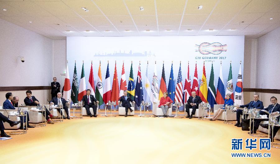 7月7日，二十國集團領(lǐng)導(dǎo)人第十二次峰會在德國漢堡舉行。國家主席習(xí)近平出席并發(fā)表題為《堅持開放包容　推動聯(lián)動增長》的重要講話。這是峰會前，習(xí)近平出席二十國集團峰會領(lǐng)導(dǎo)人座談會。新華社記者 李學(xué)仁 攝 