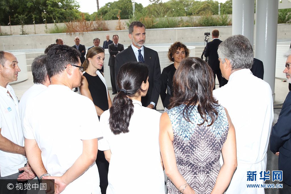 當(dāng)?shù)貢r間2017年8月19日，西班牙巴塞羅那，西班牙國王菲利普六世和萊蒂齊亞王后探望巴塞羅那恐襲案傷者。***_***BARCELONA, SPAIN - AUGUST 19:  In this handout photo provided by Casa de S.M. el Rey de Espana, King Felipe VI of Spain and Queen Letizia of Spain meets with medical staff as they arrive to visit last Thursday's terrorist attack victims at the Hospital de la Santa Creu i Sant Pau on August 19, 2017 in Barcelona, Spain. Thirteen people were killed and dozens injured in the Las Ramblas area of Barcelona when a van hit crowds on August 17.  (Photo by Casa de S.M. el Rey de Espana via Getty Images)